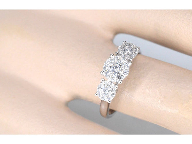 53 Bague trois sertis en or 18 carats et diamants 58 Facettes 1006