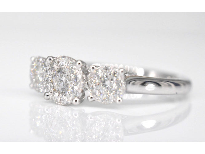 53 Bague trois sertis en or 18 carats et diamants 58 Facettes 1006