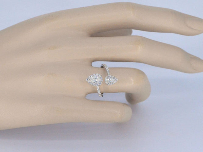 53 Bague ligne en or blanc avec diamants poire et brillants, 1,25 ct 58 Facettes 1012