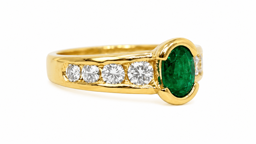 50 Bague en or jaune, émeraude ovale et diamants 58 Facettes F4834
