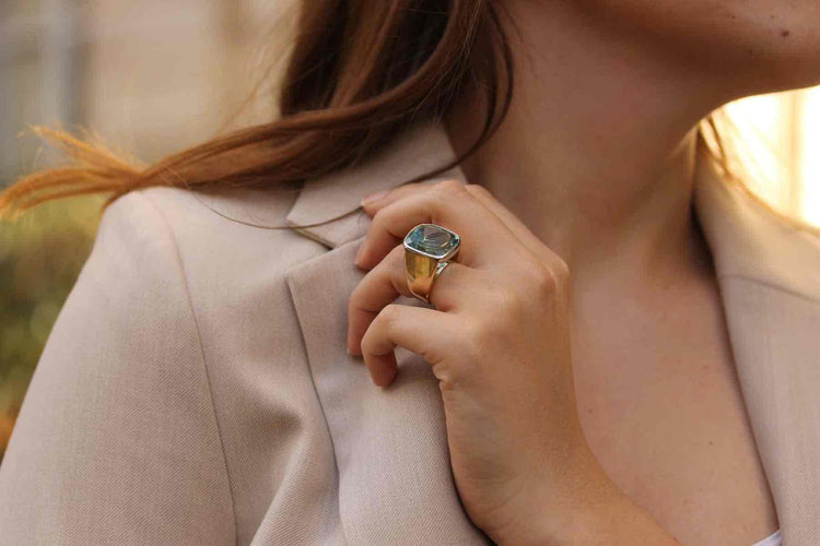Bague 53 Bague chevalière aigue-marine en or jaune 18k et platine 58 Facettes 23765 / 23769