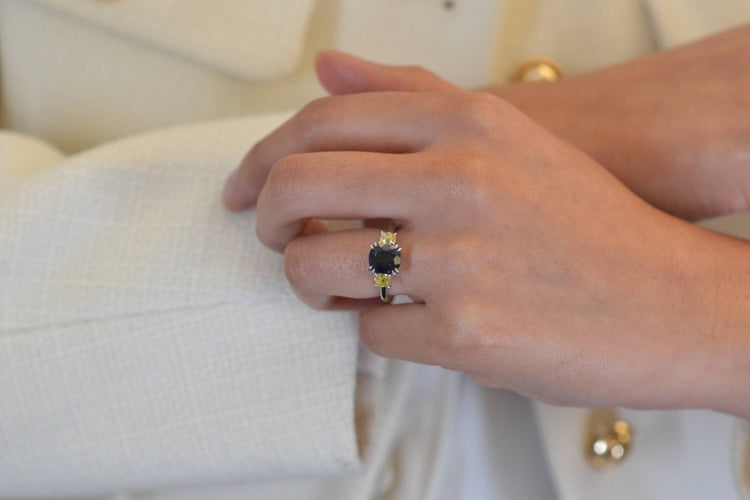 Bague 53 Bague saphir coussin et diamants jaunes en platine 58 Facettes 25192 24966 AETB 24846