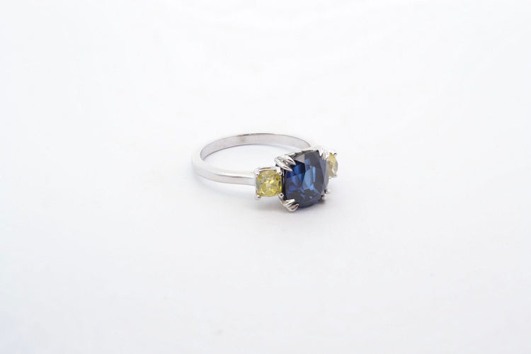 Bague 53 Bague saphir coussin et diamants jaunes en platine 58 Facettes 25192 24966 AETB 24846