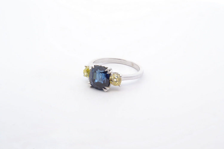 Bague 53 Bague saphir coussin et diamants jaunes en platine 58 Facettes 25192 24966 AETB 24846