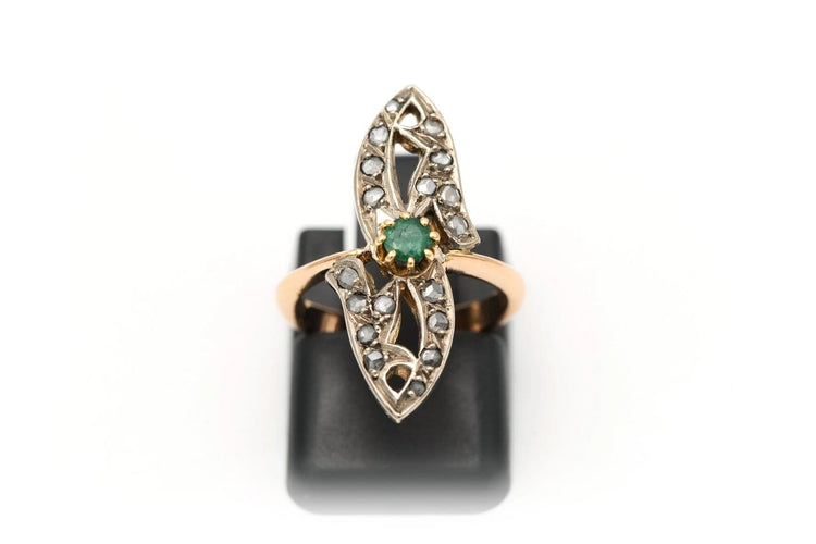 44 Bague Art nouveau en or jaune, émeraude et diamants 58 Facettes B578