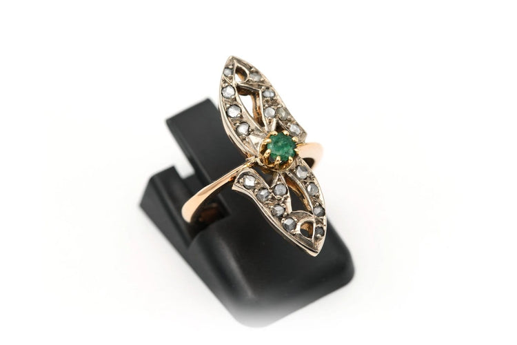 44 Bague Art nouveau en or jaune, émeraude et diamants 58 Facettes B578