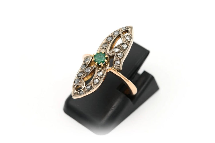 44 Bague Art nouveau en or jaune, émeraude et diamants 58 Facettes B578