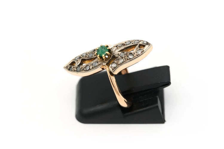 44 Bague Art nouveau en or jaune, émeraude et diamants 58 Facettes B578