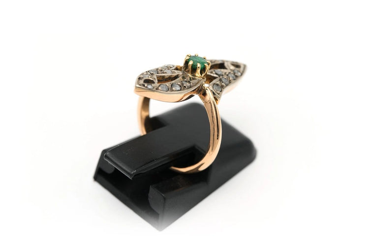 44 Bague Art nouveau en or jaune, émeraude et diamants 58 Facettes B578