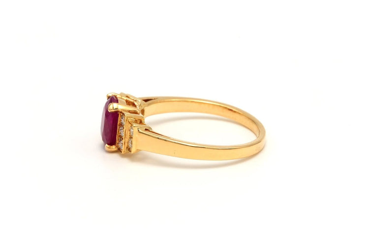 49 Bague contemporaine en or jaune, rubis et diamants 58 Facettes 22365