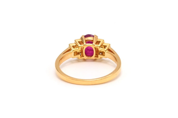 49 Bague contemporaine en or jaune, rubis et diamants 58 Facettes 22365
