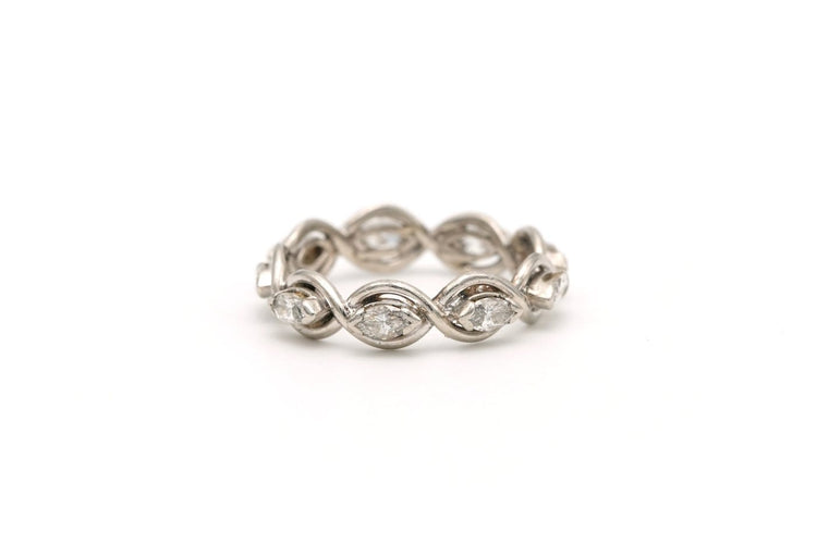 51 Bague contemporaine en platine et diamants taille navette 58 Facettes 22463