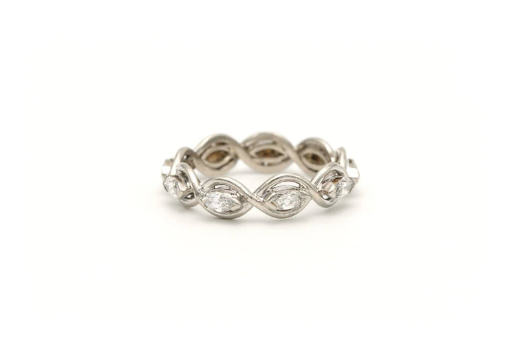 51 Bague contemporaine en platine et diamants taille navette 58 Facettes 22463