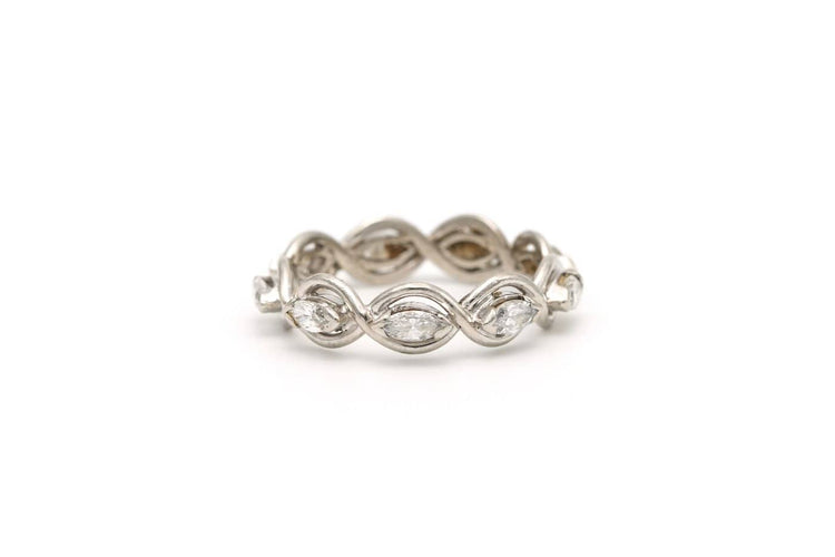 51 Bague contemporaine en platine et diamants taille navette 58 Facettes 22463