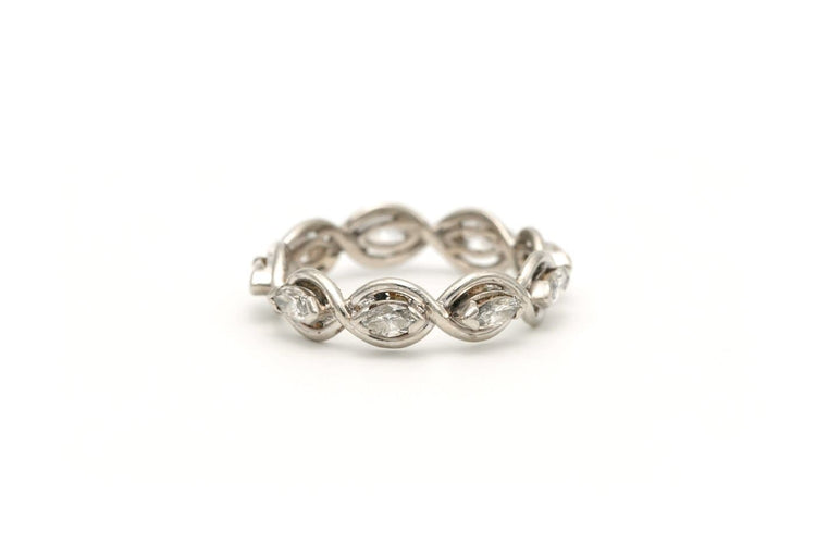 51 Bague contemporaine en platine et diamants taille navette 58 Facettes 22463