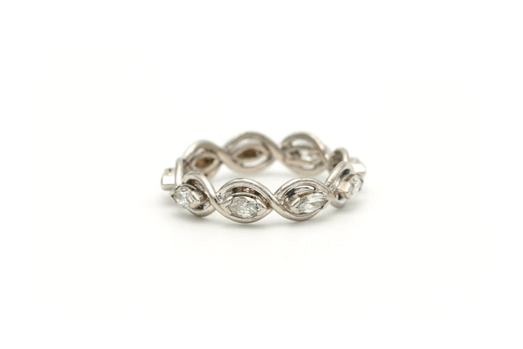51 Bague contemporaine en platine et diamants taille navette 58 Facettes 22463