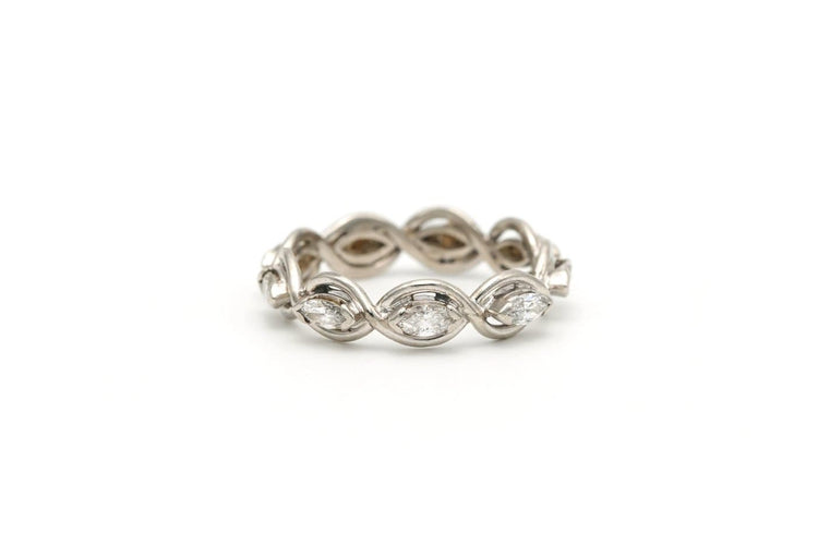 51 Bague contemporaine en platine et diamants taille navette 58 Facettes 22463