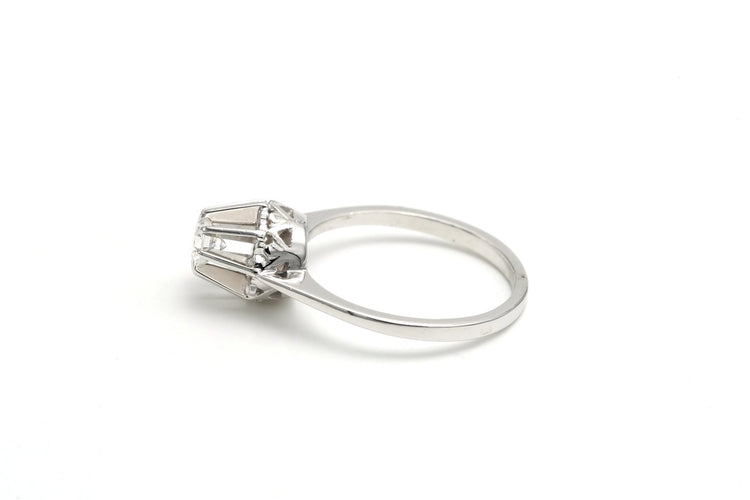 Bague 50 Bague contemporaine en or blanc 18 carats sertie d'un zirconium 58 Facettes B712