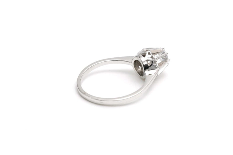 50 Bague contemporaine en or blanc 18 carats sertie d'un zirconium 58 Facettes B712