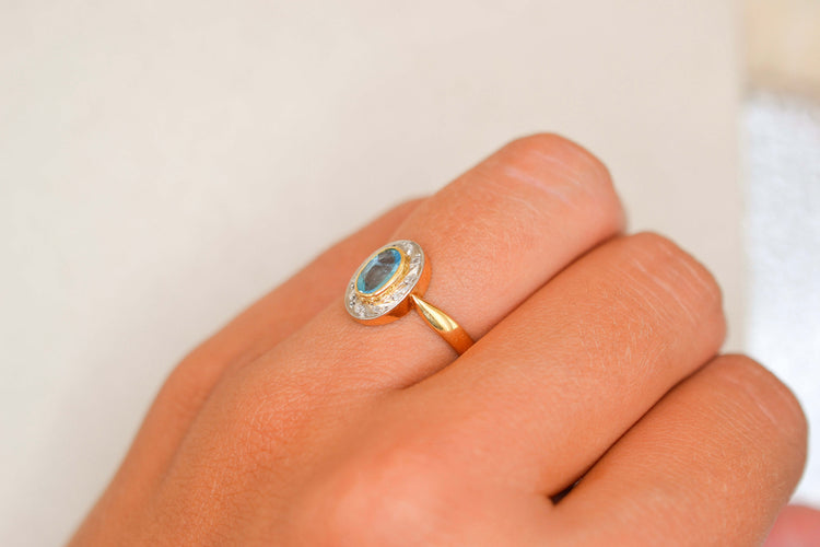 https://cdn.shopify.com/s/files/1/0963/7950/2920/files/bague-ancienne-ovale-diamants-or-jaune-or-blanc.jpg?v=1788508531