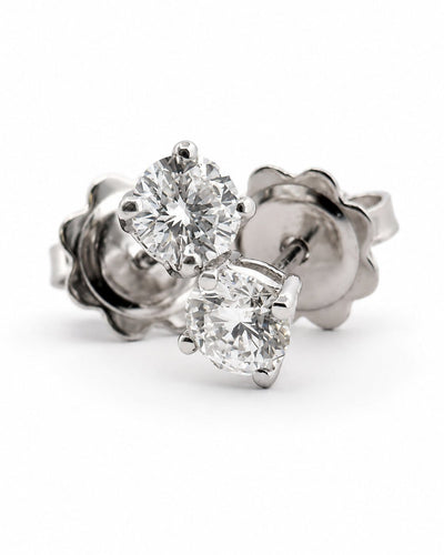 Boucles d'oreilles puces en or blanc et diamants 58 Facettes 91007-ac13162
