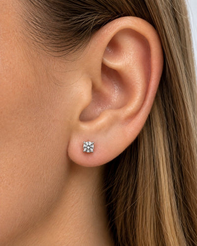 Boucles d'oreilles puces en or blanc et diamants 58 Facettes 91007-ac13162