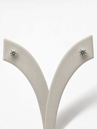 Boucles d'oreilles puces en or blanc et diamants 58 Facettes 91007-ac13162