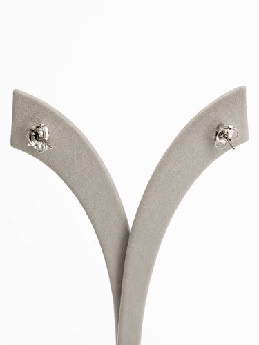 Boucles d'oreilles puces en or blanc et diamants 58 Facettes 91007-ac13162