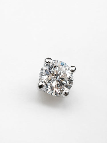 Boucles d'oreilles puces en or blanc et diamants 58 Facettes 91007-ac13162