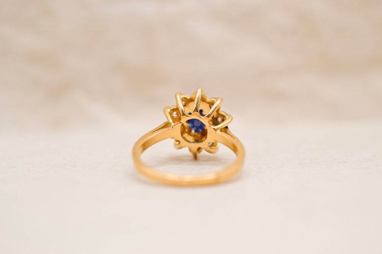 https://cdn.shopify.com/s/files/1/0963/7950/2920/files/bague-marguerite-vintage-saphir-diamants-or-jaune.jpg?v=1788515341