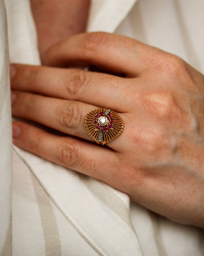 Bague 49 Dôme fils torsadés - Bague en or rose 750, rubis Verneuil et diamants, 1950 58 Facettes A12137
