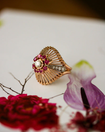 Bague 49 Dôme fils torsadés - Bague en or rose 750, rubis Verneuil et diamants, 1950 58 Facettes A12137