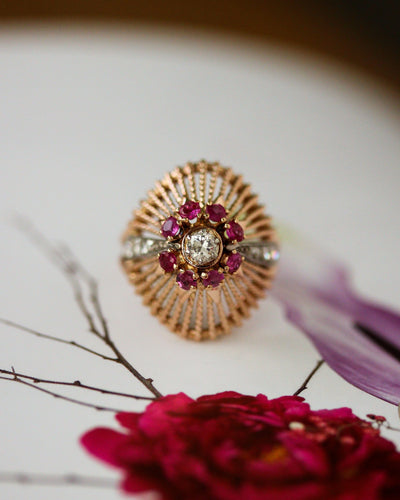 Bague 49 Dôme fils torsadés - Bague en or rose 750, rubis Verneuil et diamants, 1950 58 Facettes A12137