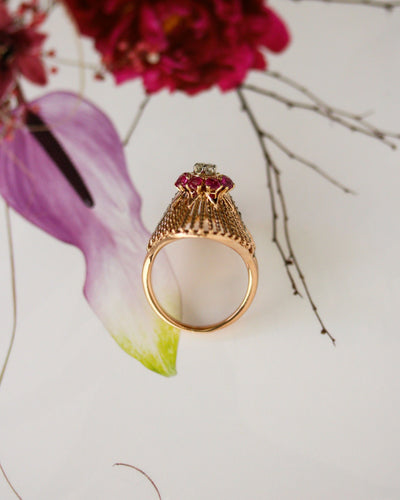 Bague 49 Dôme fils torsadés - Bague en or rose 750, rubis Verneuil et diamants, 1950 58 Facettes A12137