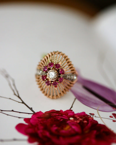 Bague 49 Dôme fils torsadés - Bague en or rose 750, rubis Verneuil et diamants, 1950 58 Facettes A12137