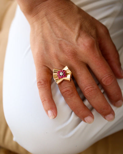 Bague 53 Bague « Tank Nœud » 1940 en or rose et blanc 750, rubis Verneuil et diamant 58 Facettes A12238