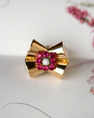 Bague 53 Bague « Tank Nœud » 1940 en or rose et blanc 750, rubis Verneuil et diamant 58 Facettes A12238