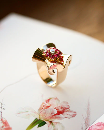 Bague 53 Bague « Tank Nœud » 1940 en or rose et blanc 750, rubis Verneuil et diamant 58 Facettes A12238