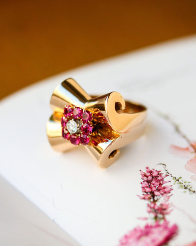 Bague 53 Bague « Tank Nœud » 1940 en or rose et blanc 750, rubis Verneuil et diamant 58 Facettes A12238