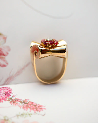 Bague 53 Bague « Tank Nœud » 1940 en or rose et blanc 750, rubis Verneuil et diamant 58 Facettes A12238