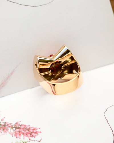 Bague 53 Bague « Tank Nœud » 1940 en or rose et blanc 750, rubis Verneuil et diamant 58 Facettes A12238