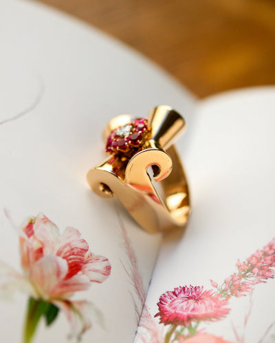 Bague 53 Bague « Tank Nœud » 1940 en or rose et blanc 750, rubis Verneuil et diamant 58 Facettes A12238