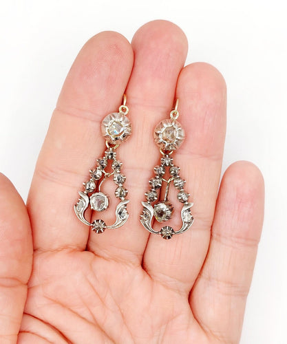 Dormeuses victoriennes - Boucles d'oreilles en or 18k, argent et diamants 58 Facettes A07687