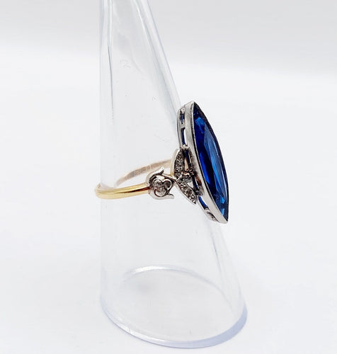 53 Bague marquise Art déco en or 18k, platine, spinelle synthétique et diamants 58 Facettes A07690