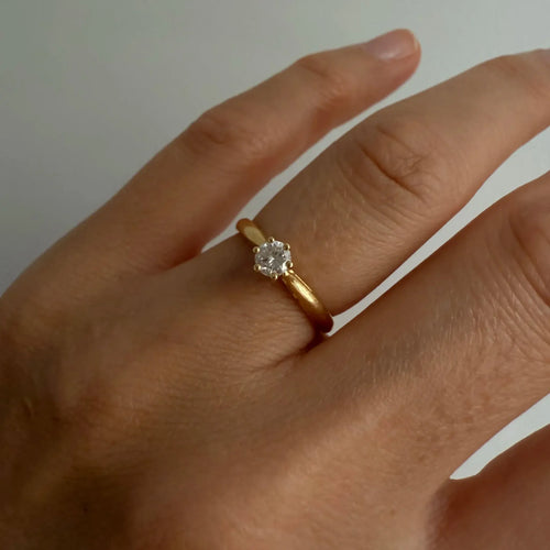 https://cdn.shopify.com/s/files/1/0943/8576/6747/files/bague-solitaire-diamant-0.2-carat.webp?v=1789658105
