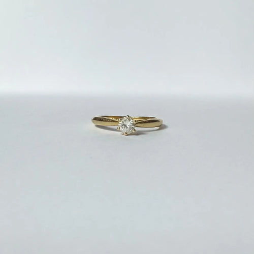 https://cdn.shopify.com/s/files/1/0943/8576/6747/files/bague-solitaire-or-jaune-18-carats-diamants.webp?v=1789574114