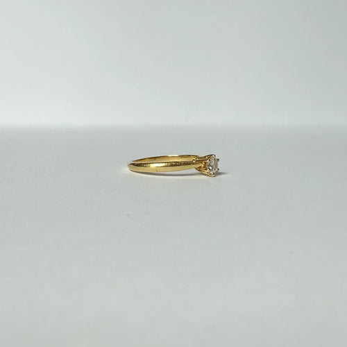 https://cdn.shopify.com/s/files/1/0943/8576/6747/files/bague-vintage-solitaire-or-jaune-18-carats-diamant.webp?v=1789574197