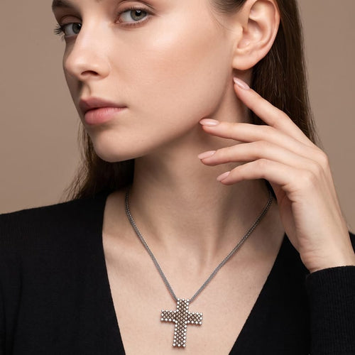 Pendentif croix souple en or blanc et diamants 58 Facettes OC-64600023