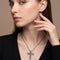 Pendentif croix souple en or blanc et diamants 58 Facettes OC-64600023