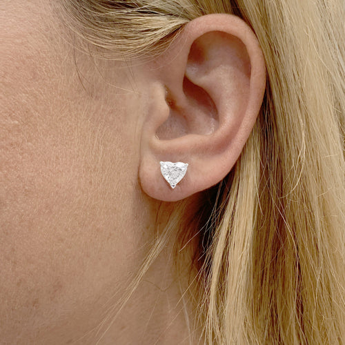Boucles d'oreilles Boucles d'oreilles puces en or blanc et diamants cœur 58 Facettes 35970